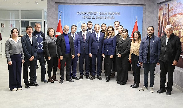 CHP Genel Başkanı Özgür Özel ve İzmir programı sırasında kendisine