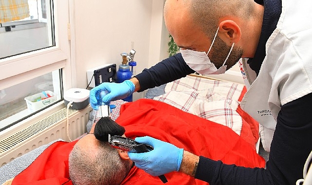 Torbalı Belediyesi Sosyal Yardım İşleri Müdürlüğü, başlatmış olduğu evde tıraş