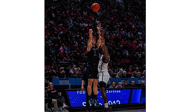 UC Irvine formasıyla NCAA kariyerine adım atan Derin Saran, performansıyla