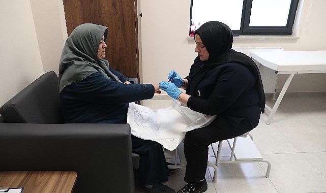 Bağcılar’da yaşayan Şerife Ulusu ile Leyla Burhan, Bağcılar Belediyesi Kadın