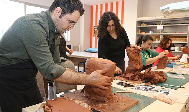 Çocuk, genç ve yetişkinlere sanat eğitimleri veren Küçükçekmece Belediyesi Güzel