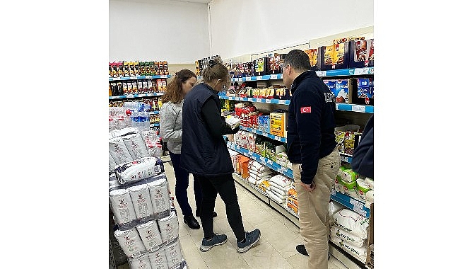 Kemer Belediyesi Zabıta Müdürlüğü ekipleri, ilçe genelinde bulunan marketlerde denetim