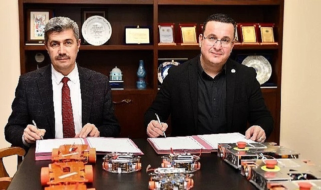 Gençlerin her an yanında olan Belediye Başkanı Mehmet Kanar, Teknoloji
