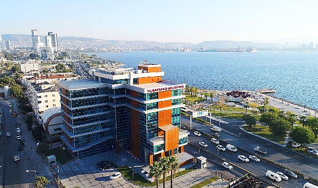 Bayraklı’nın 24 mahallesinde temizlik ve hijyen çalışmalarını aralıksız sürdüren Bayraklı