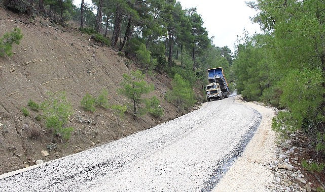 Antalya Büyükşehir Belediyesi, Manavgat’ta Burmahan-Beşkonak mahalleleri yolunda asfalt çalışması başlattı.