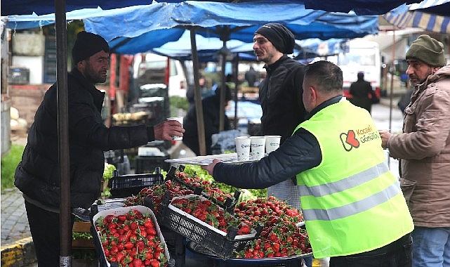 Gölcük Kavaklı Çarşamba Pazarı’nda tezgâh açan esnafa Büyükşehir tarafından çorba