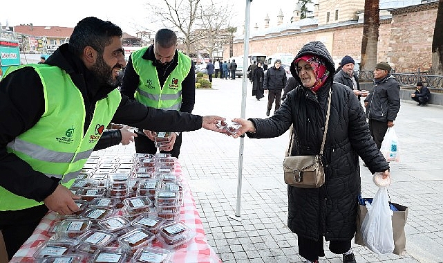 Üç ayların başlangıcı nedeniyle binlerce kandil simidi ve tatlı ikram
