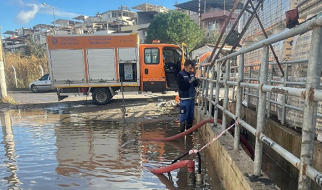 İzmir, günün ilk saatlerinden itibaren sağanak yağışın etkisi altında kaldı.