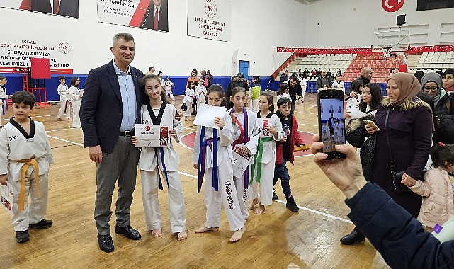 Gölcük Belediyespor bünyesindeki taekwando branşında bulunan 407 sporcu, düzenlenen törenle