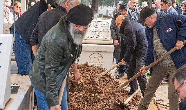 Mustafa Kemal Atatürk hakkında yazdığı kitaplar ve binlerce fotoğraftan oluşan