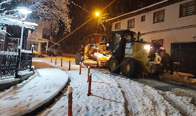 İnegöl’de beklenen kar yağışı Salı akşamı başladı. Yüksek kesimlerde etkisi
