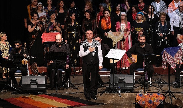 Narlıdere Belediyesi’nin açtığı kültür-sanat kurslarına katılan kursiyerlerden oluşan Narlıdere Dostlar