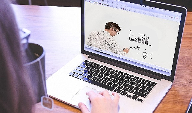 Beyaz yakalı profesyonellerin kişisel gelişimlerine ve kariyerlerini zenginleştirmeye odaklanan Teedo