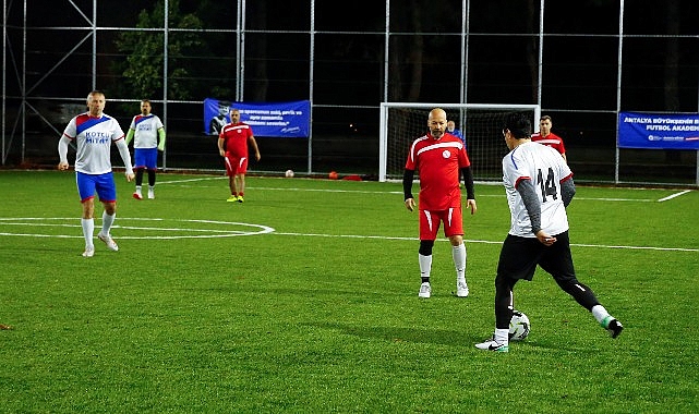 Antalya Büyükşehir Belediyesi’nin düzenlediği Veteranlar Futbol Turnuvası’nda 45 yaş üstü