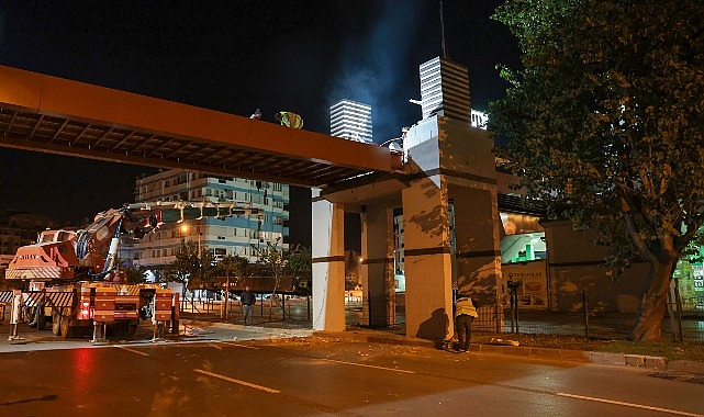 Antalya Büyükşehir Belediyesi, kent genelinde yıpranan üstgeçitlerde bakım onarım çalışması