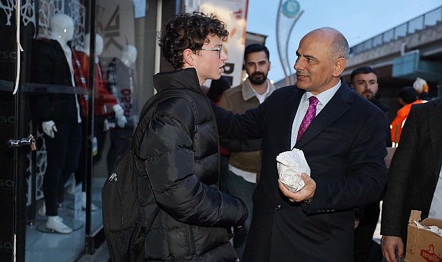 Körfez Belediye Başkanı Şener Söğüt, sabahın ilk ışıklarında Körfez’in sokaklarındaydı.