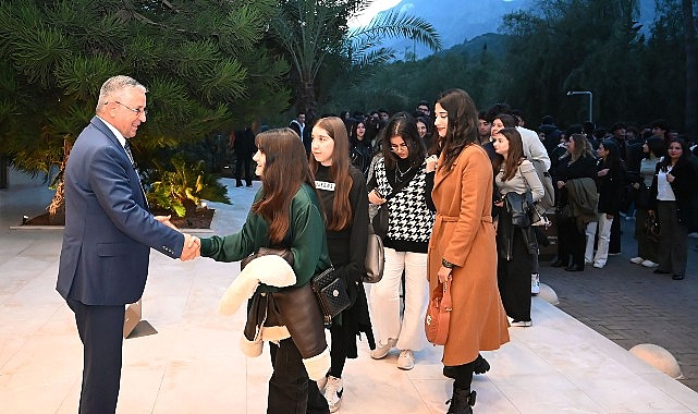 Eğitime yaptığı katkılarla birçok belediyeye örnek olan Kemer Belediye Başkanı