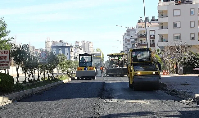 Antalya Büyükşehir Belediyesi, Konyaaltı ilçesinde bulunan Boğaçayı Caddesi'nin asfaltını yeniliyor.