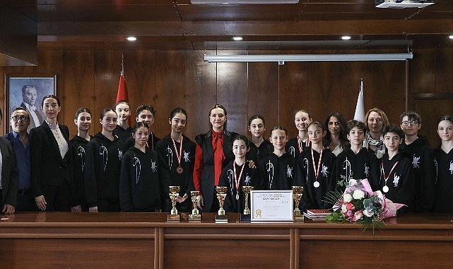 Dokuz Eylül Üniversitesi (DEÜ) Devlet Konservatuvarı ortaokul ve lise öğrencileri,