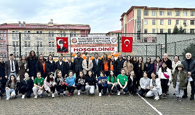 Eczacıbaşı Spor Kulübü Yöneticileri ve Altyapı Oyuncuları Kahramanmaraş Aziz Sancar