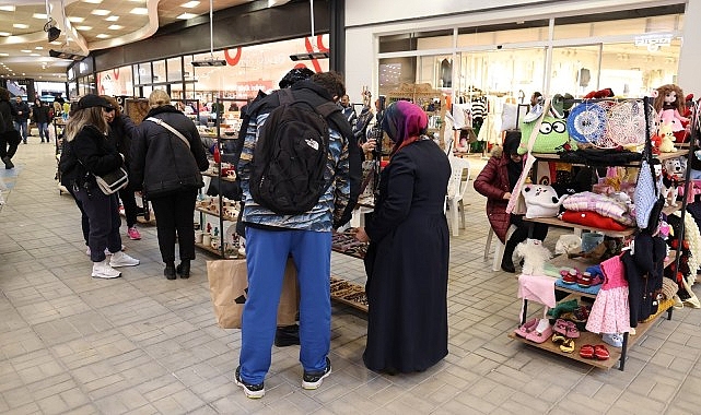 Kadın girişimciler el emeği göz nuru ürünlerini satmaya devam ediyor.