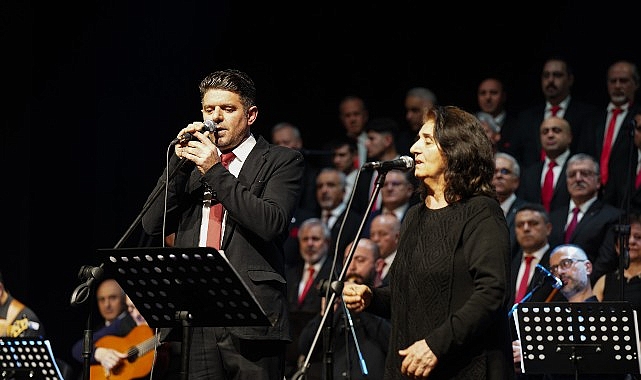 Şef Ali Hikmet Gökçen yönetiminde sahne alan Gaziemir Belediyesi Türk