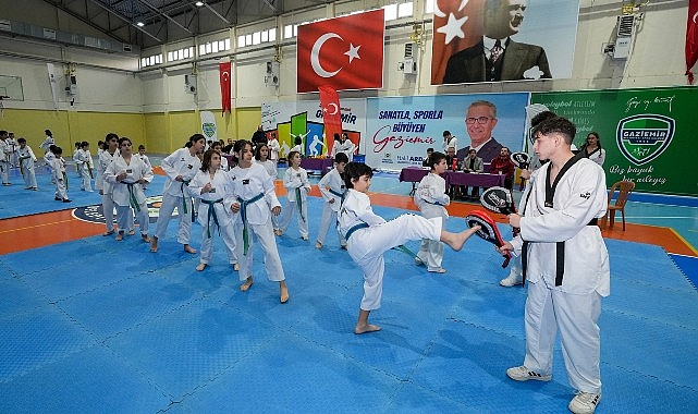 Gaziemir Belediyesi’nin düzenlediği taekwondo kursuna katılan sporcular, bir üst kuşağa