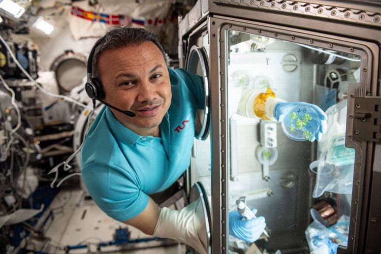 İlk astronotumuz Alper Gezeravcı ve ekibinin ISS'den ayrılışı ertelendi.