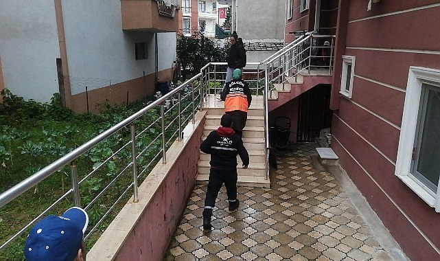 Gölcük Piyalepaşa Mahallesi’nde balkondan sokağı izleyen minik kız kardeşlerin, sokakta
