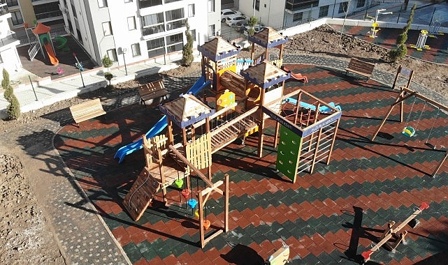 Gemlik Belediyesi; çocukların güvenle oynayabileceği, spor yapabileceği ve içerisinde oturma