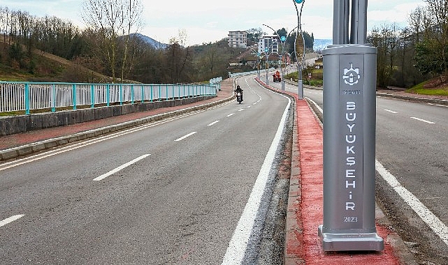 Büyükşehir tarafından Başiskele Hoca Ahmet Yesevi Caddesi’nde süren üstyapı çalışmaları