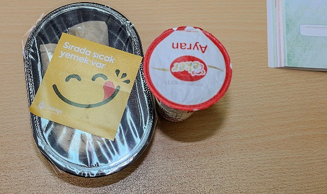 Çankaya Belediyesi, ilçedeki ilkokul öğrencilerine sıcak öğle yemeği desteğini sürdürüyor.
