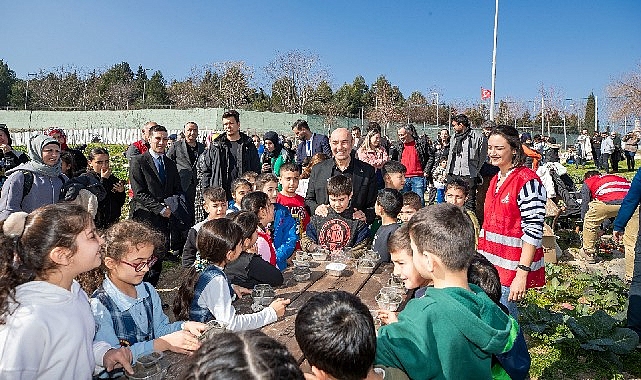 İzmir Büyükşehir Belediye Başkanı Tunç Soyer, Kadifekale’de mahalle bostanlarının üreticileriyle