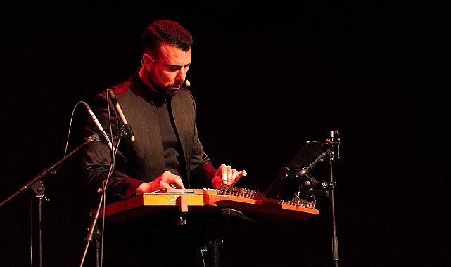 Gaziemir Belediyesi’nin düzenlediği konserde sahne alan dünyaca ünlü kanun virtüözü