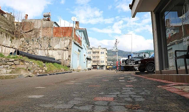 Edremit Belediyesi, şehir merkezinde olduğu gibi kırsal mahalleleri de ihmal
