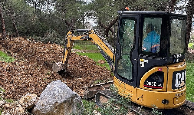 Menderes Belediyesi tarafından toprak sulaması için yeni besleme hattı yapılıyor