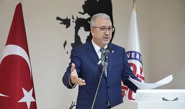 Ege Üniversitesi Tıp Fakültesinin (EÜTF) Genel Akademik Kurul Toplantısında akademisyenlerle