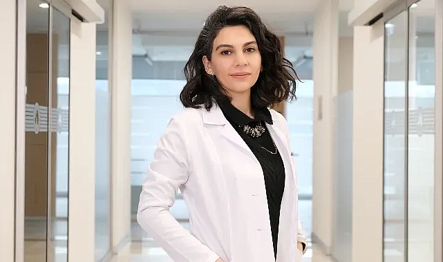 Sağlıklı ve estetik bir diş etinin, mercan pembesi renginde ve