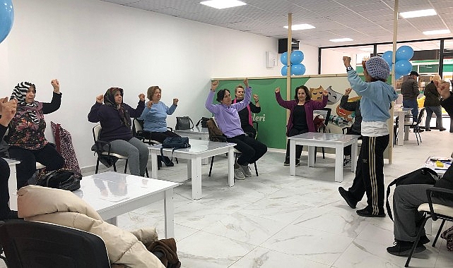 Seferihisar Belediyesi, hizmete açtığı Yaş Alma Merkezi’nde üyelerine yönelik atölye