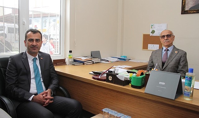 İbni Sina Mahallesi Muhtarı Ömer Lütfü Karadeniz’i ziyaret eden AK