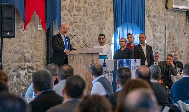 İzmir Büyükşehir Belediye Başkanı Tunç Soyer, belediyenin yönetim kadrolarıyla bir