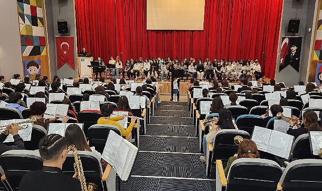 Kemer Belediyesi Gençlik Orkestrası ve Antalya Üstün Kent Orkestrasının oluşturduğu