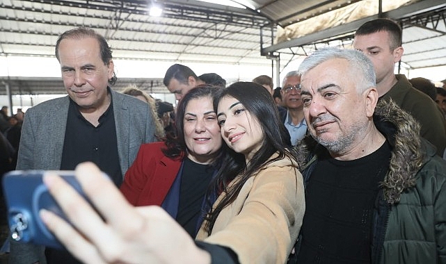 Vatandaşlar pazardan alışveriş de yapan Çerçioğlu’na desteklerinin devam edeceğini belirtti.