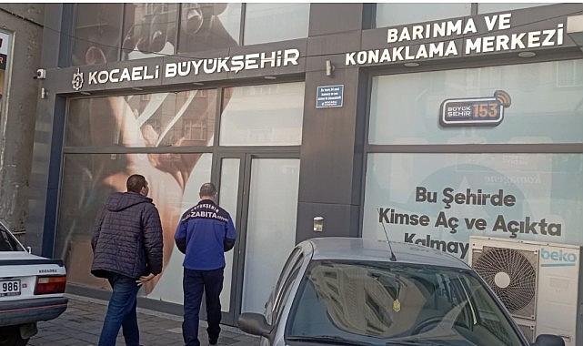 Gebze’de kalacak yeri olmayan iki vatandaşın imdadına Büyükşehir Zabıtası yetişti.