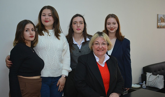 Ege Üniversitesi öğrencilerinin sanatın gücünü çocukların yaratıcılığı ile birleştirdiği “Sanat