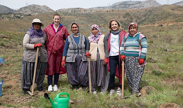 Sigortacılık hizmetleriyle müşterilerinin gelecek endişelerini azaltarak hayatlarının her anında yanında