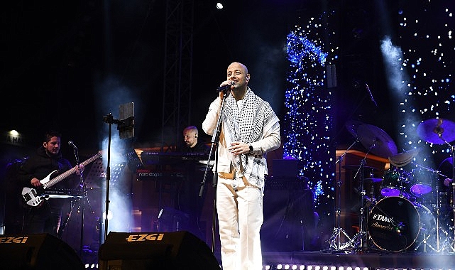 Osmangazi Belediyesi’nin Ramazan etkinlikleri kapsamında düzenlediği konserde dünyaca ünlü şarkıcı