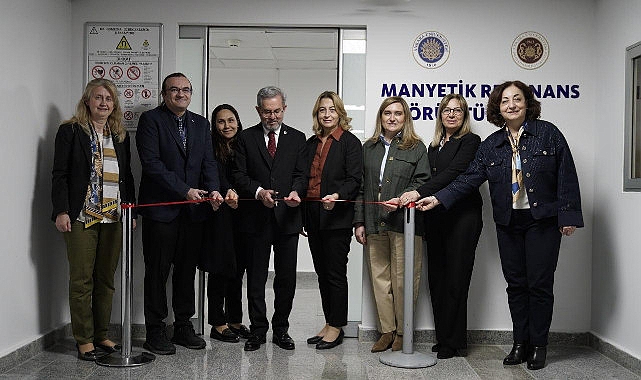 Ankara Üniversitesi Rektörü Prof. Dr. Necdet Ünüvar, rektör yardımcıları, dekanlar,