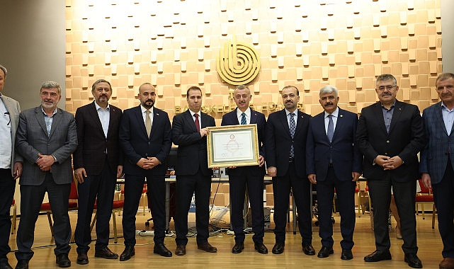 31 Mart yerel seçimlerinin ardından mazbatasını alan Başkan Büyükakın’ı Büyükşehir