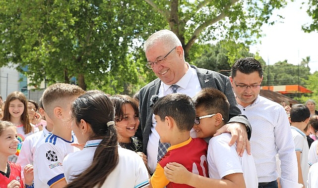 Edremit Belediye Başkanı Mehmet Ertaş, Türkiye Cumhuriyeti'nin kurucusu Gazi Mustafa